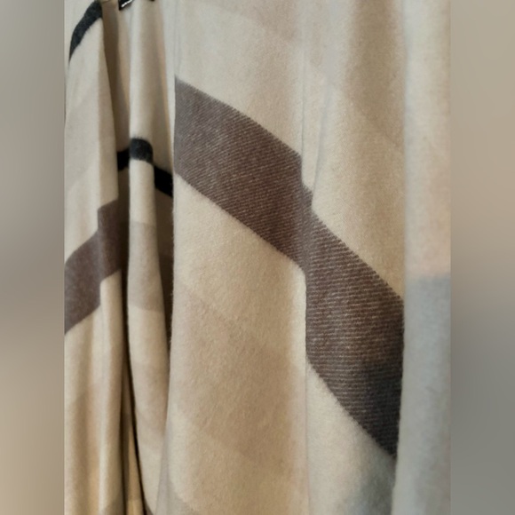 Banana Republic poncho - Picture 5 of 6